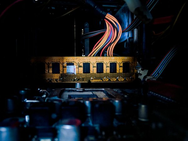 Comment utiliser l'intelligence artificielle pour créer des ennemis adaptatifs dans un jeu de tir à la première personne?